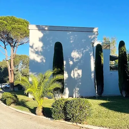 Rez-jardin Renove A Saint-raphael, Cote D'azur * Saint-Raphael (Var)