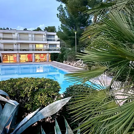 Rez-jardin Renove A Saint-raphael, Cote D'azur *